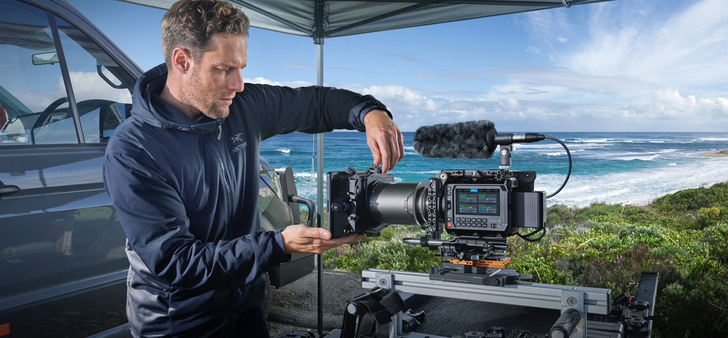 4 Built-in Microphones and Professional Audio Inputs