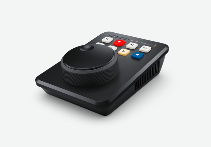 Blackmagic Design HyperDeck Shuttle HD。大型のサーチダイヤル、再生や停止などの操作ボタンを備えた黒い卓上型デバイス。SD/UHS-IIカードやUSBディスクにH.264、ProRes、DNxHDファイルを収録できます。